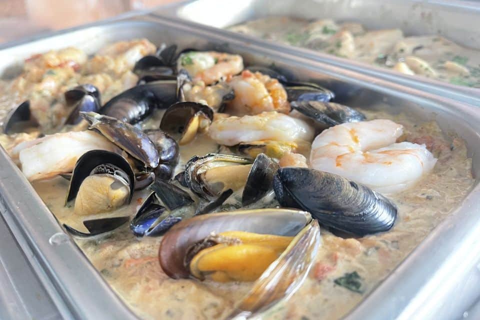 Ein Tablett gefüllt mit Meeresfrüchten und Muscheln.