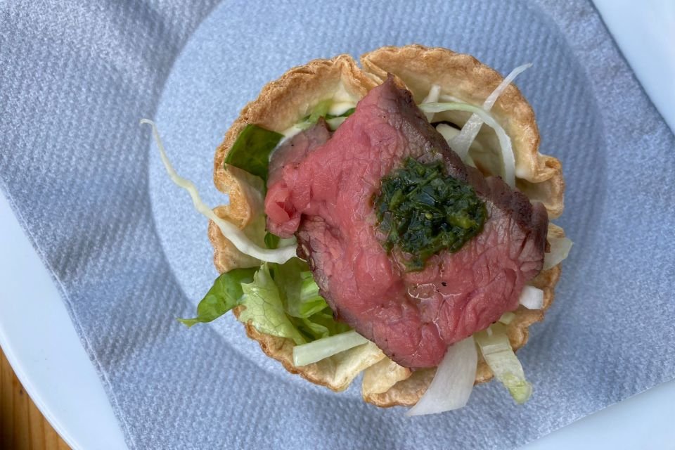 Auf einem weißen Teller liegt ein Steak.