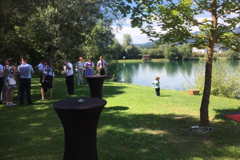 Eine Gruppe von Menschen steht in der Nähe eines Sees.