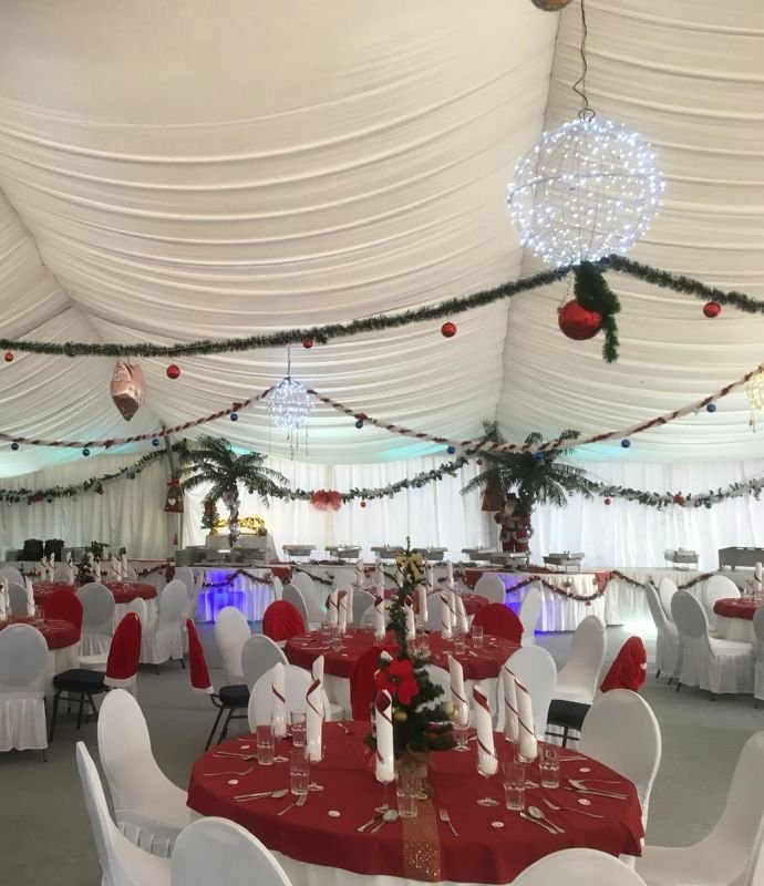 Gedeckte runde Tische in Rot für Weihnachtsfeier Flasch City Restaurant Events & Hochzeit Location in St. Lorenzen im Murztal, Stmk Bruck/Mur & Mürzzuschlag S6 St Marein Ausfahrt