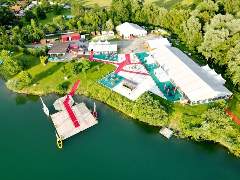 Flasch City am See – Hauptplatzansicht von oben Flasch City Restaurant Events & Hochzeit Location in St. Lorenzen im Murztal, Stmk Bruck/Mur & Mürzzuschlag S6 St Marein Ausfahrt