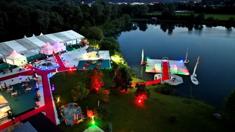 Flasch City Restaurant Events & Hochzeitslocation Areal und See von oben bei Nacht mit Lichtern in St. Lorenzen im Mürztal, Stmk. Autobahn Raststätte oder Jausenstation für Grünen See, Burg Kapfenberg oder Mariazell