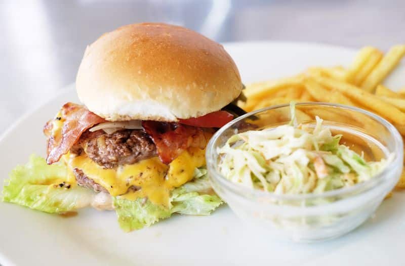 Hamburger mit Speck und Käse, Zwiebel, Salat & Pommes Flasch City Restaurant Events & Hochzeit Location in St. Lorenzen im Murztal, Stmk Bruck/Mur & Mürzzuschlag S6 St Marein Ausfahrt