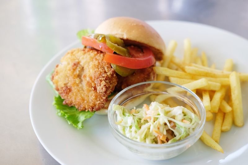 Gebackenes Buttermilch-Hähnchen-Burger mit Pommes und Salat Flasch City Restaurant Events & Hochzeit Location in St. Lorenzen im Murztal, Stmk Bruck/Mur & Mürzzuschlag S6 St Marein Ausfahrt