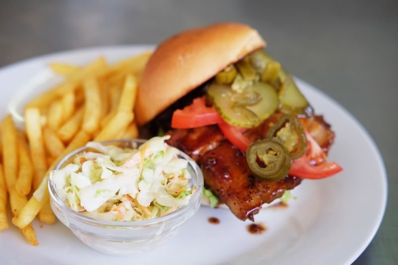 Bauchfleisch-Burger mit Coleslaw und Pommes Flasch City Restaurant Events & Hochzeit Location in St. Lorenzen im Murztal, Stmk Bruck/Mur & Mürzzuschlag S6 St Marein Ausfahrt