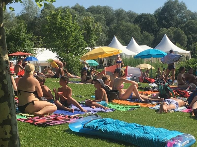 Kinder mit Eltern beim Baden Flasch City Restaurant Events & Hochzeit Location in St. Lorenzen im Murztal, Stmk Bruck/Mur & Mürzzuschlag S6 St Marein Ausfahrt