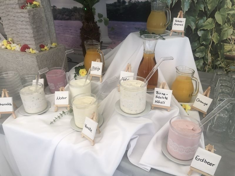 Joghurt und Fruchtsäfte auf dem Frühstücksbuffet Flasch City Restaurant Events & Hochzeit Location in St. Lorenzen im Murztal, Stmk Bruck/Mur & Mürzzuschlag S6 St Marein Ausfahrt