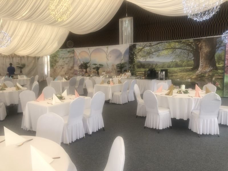 Tische im Frühstücksraum Flasch City Restaurant Events & Hochzeit Location in St. Lorenzen im Murztal, Stmk Bruck/Mur & Mürzzuschlag S6 St Marein Ausfahrt