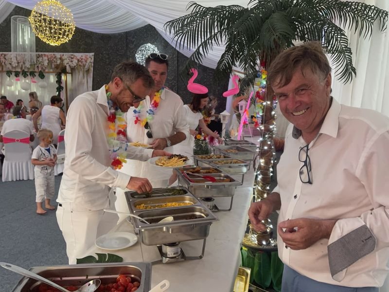 Leute genießen das Buffet Flasch City Restaurant Events & Hochzeit Location in St. Lorenzen im Murztal, Stmk Bruck/Mur & Mürzzuschlag S6 St Marein Ausfahrt