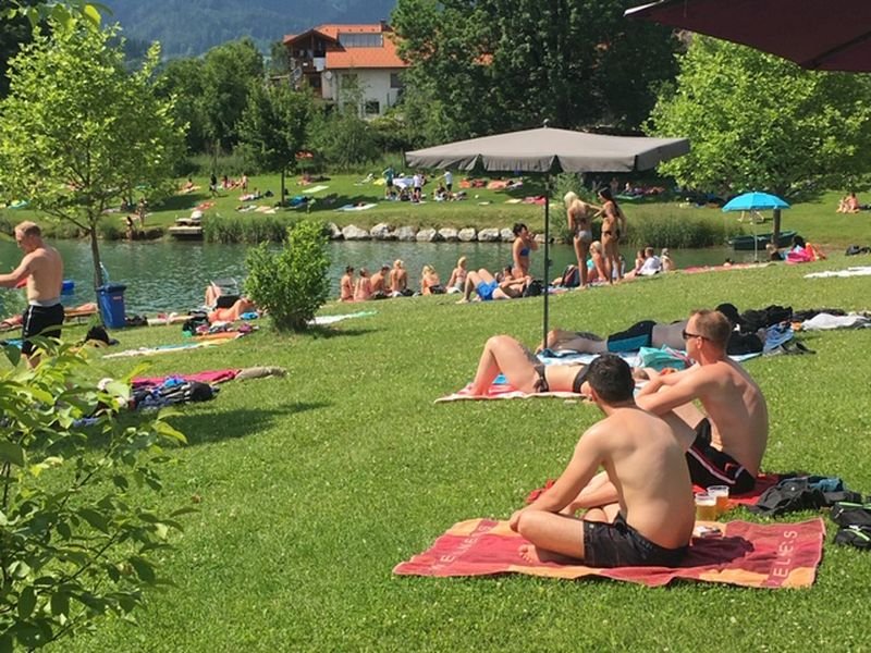 Badegäste im Wasser am Flasch City See Flasch City Restaurant Events & Hochzeit Location in St. Lorenzen im Murztal, Stmk Bruck/Mur & Mürzzuschlag S6 St Marein Ausfahrt