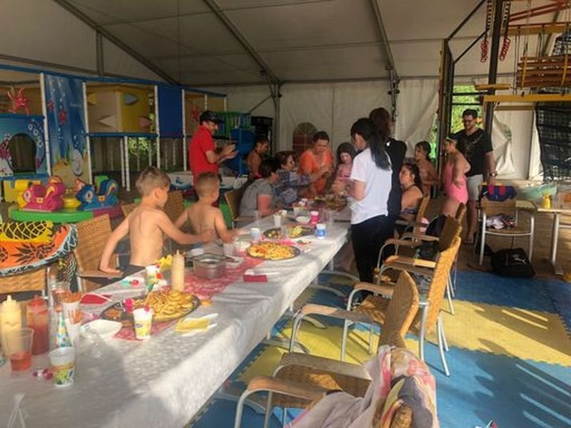 Kinder am Geburtstagstisch in Badehose bereit, um in den See zu springen Flasch City Restaurant Events & Hochzeit Location in St. Lorenzen im Murztal, Stmk Bruck/Mur & Mürzzuschlag S6 St Marein Ausfahrt