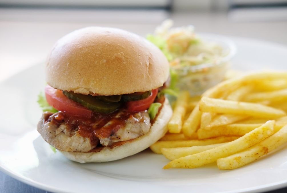 Gegrillte Oberkeule, gebratene Zwiebel, Salat, Essiggurken, Flach City Sauce
