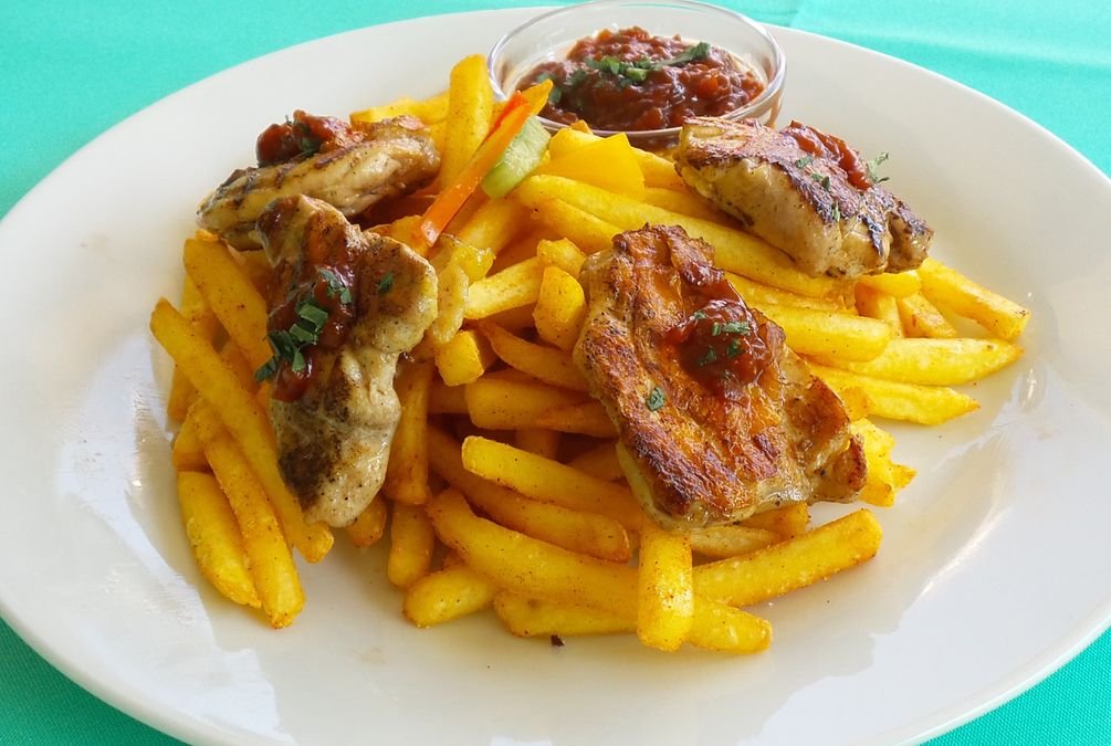 Wählen Sie Ihre gewünschte Beilage sowie Sauce.