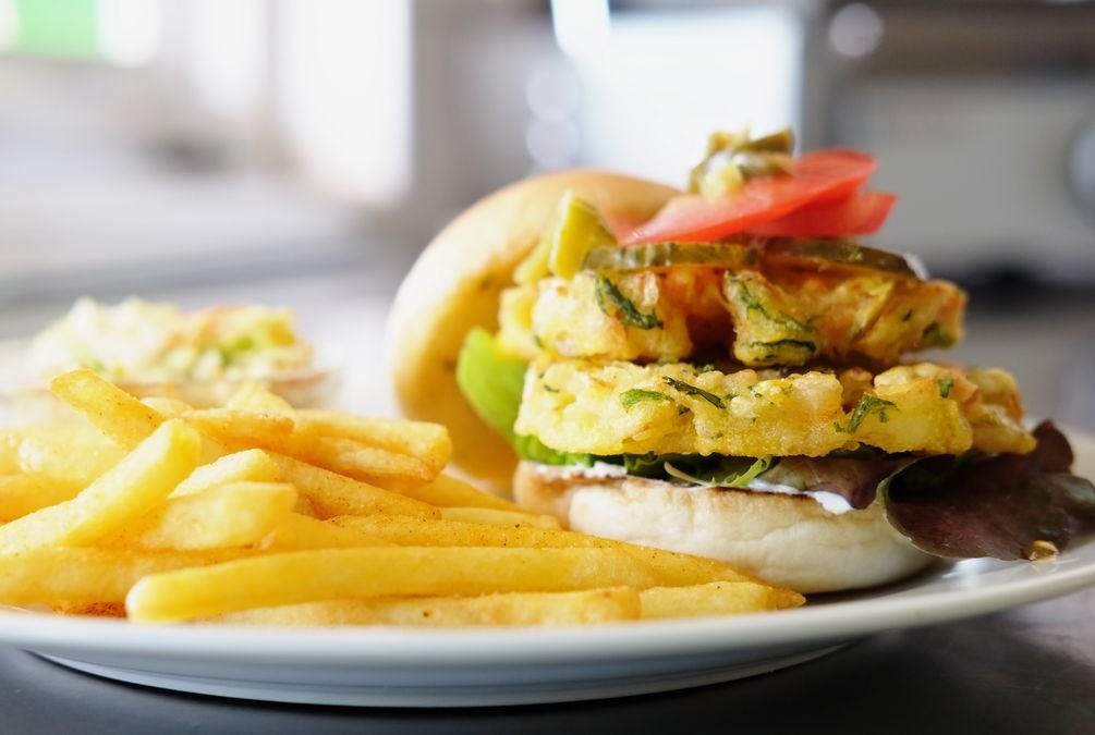 Gebratene Gemüselaibchen, Salat, Essiggurken, Jalapenos, Flasch City Sauce