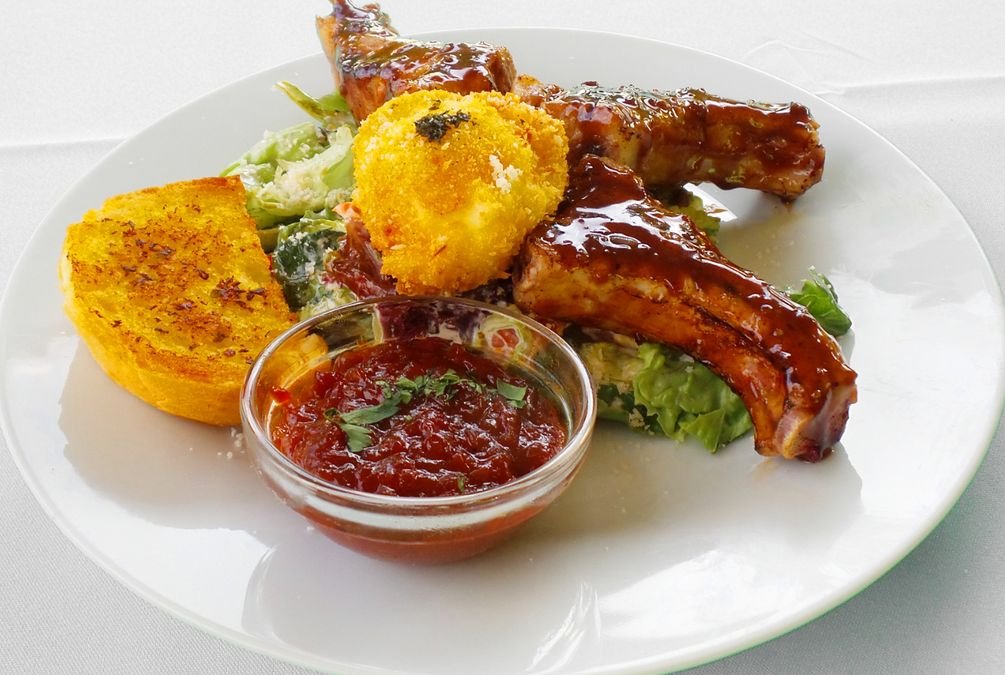 Wählen Sie Ihre gewünschte Beilage sowie Sauce.
